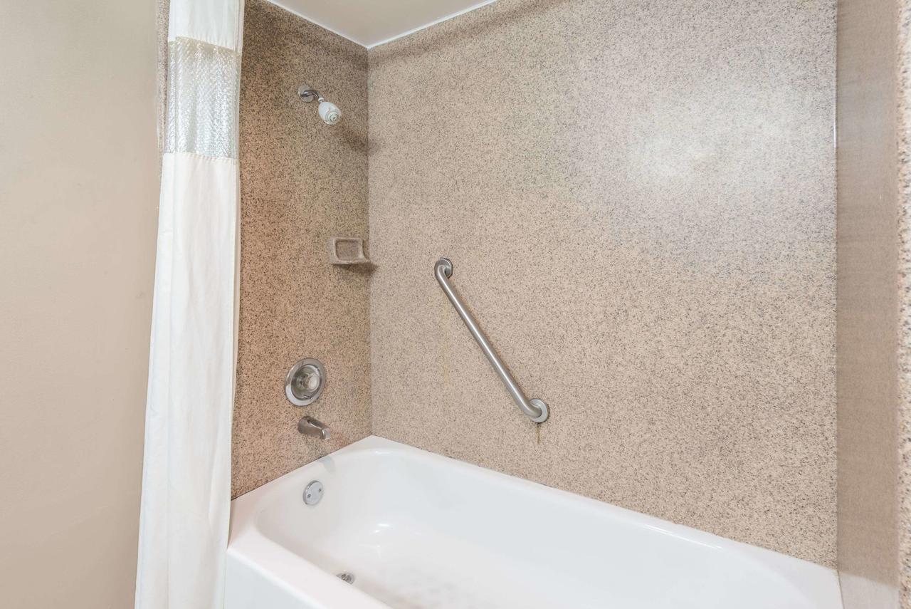 Travelodge By Wyndham Bloomington - thumb 20