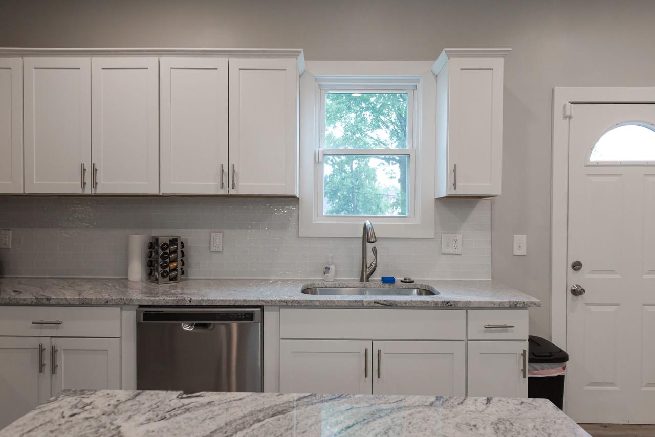 Brand New 4 Bedroom Luxury Home In Indy! - thumb 15