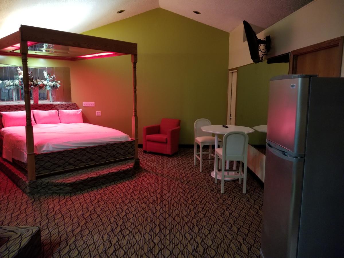 Economy Inn & Suites Cedar Lake - thumb 11