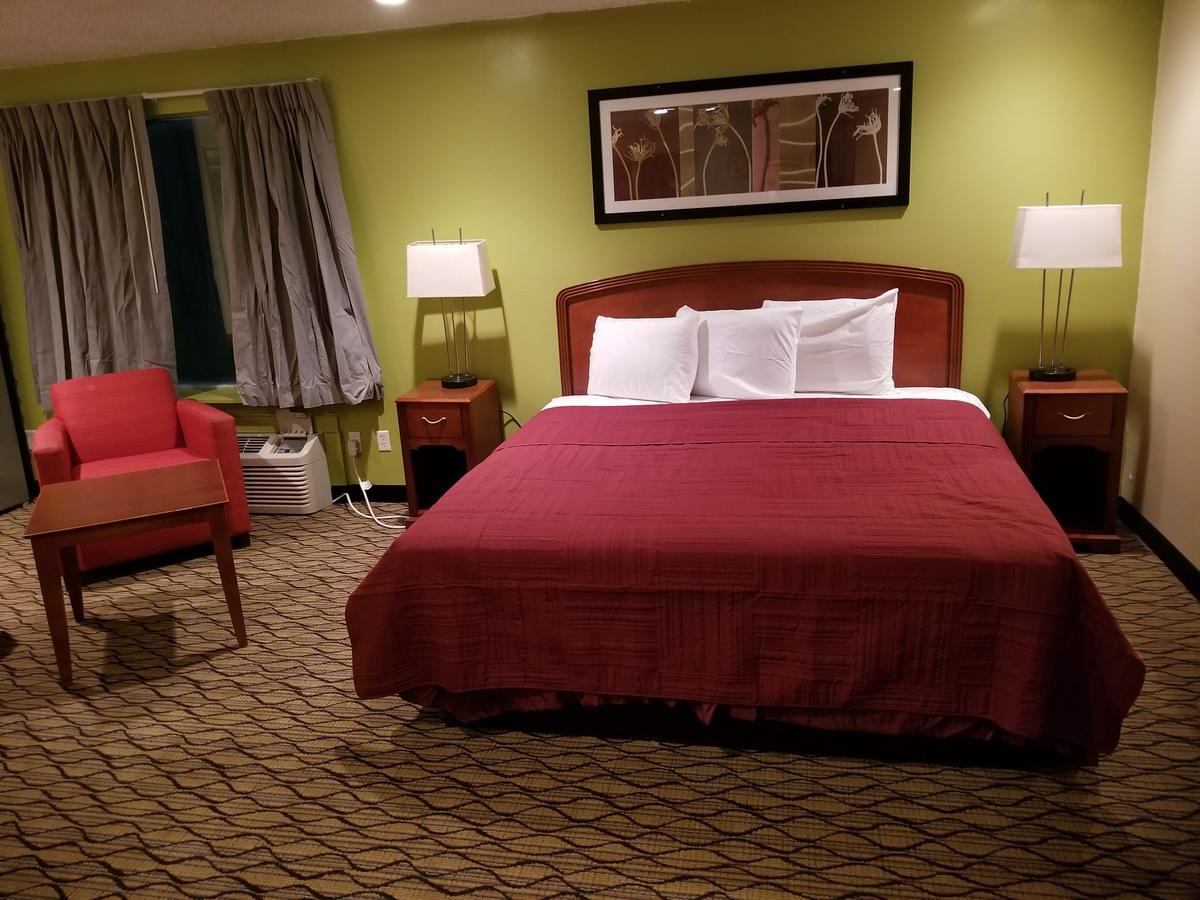 Economy Inn & Suites Cedar Lake - thumb 12