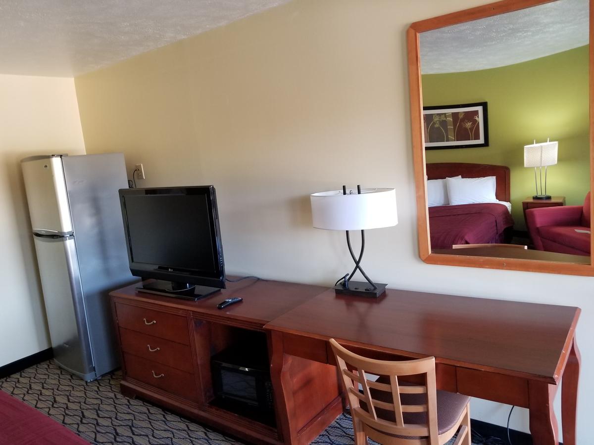 Economy Inn & Suites Cedar Lake - thumb 9