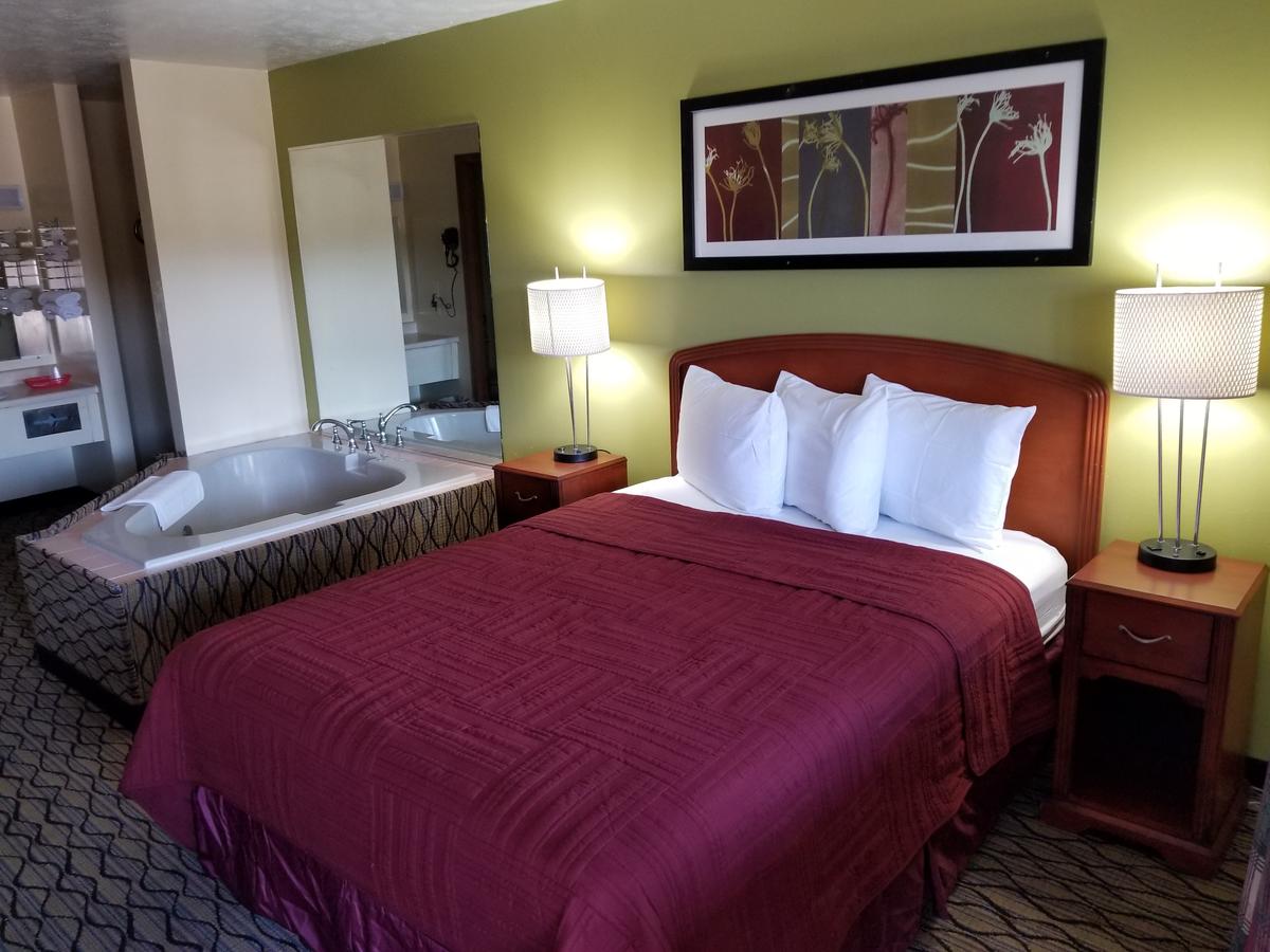 Economy Inn & Suites Cedar Lake - thumb 10