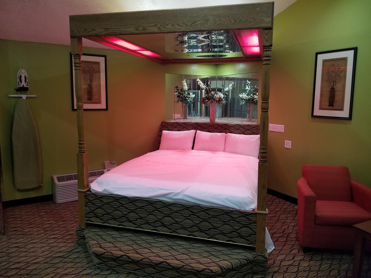Economy Inn & Suites Cedar Lake - thumb 13