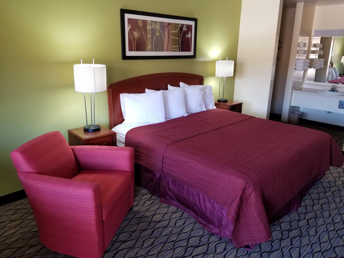 Economy Inn & Suites Cedar Lake - thumb 8