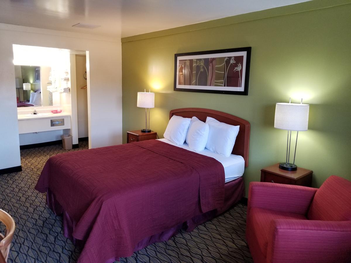 Economy Inn & Suites Cedar Lake - thumb 3