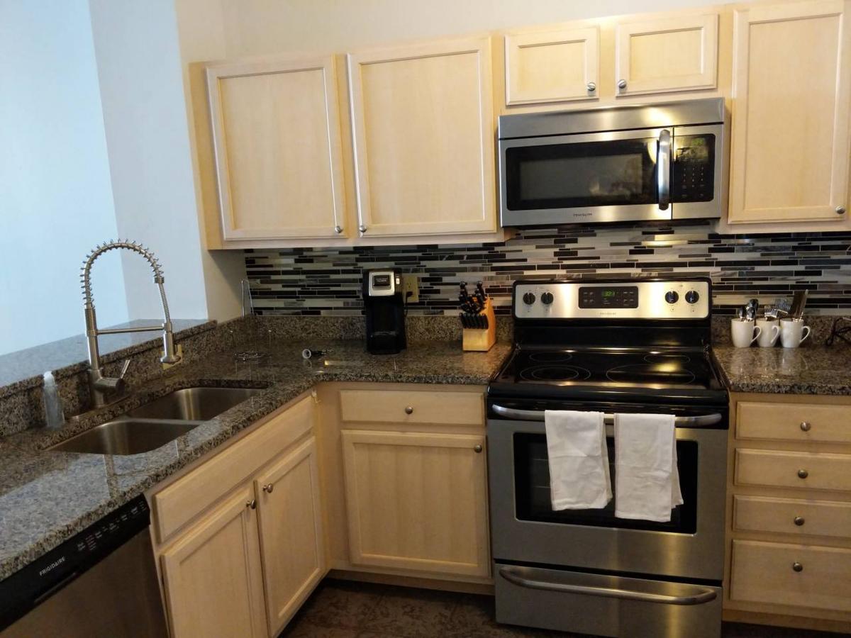 BRIGHT & SPACIOUS 2BR IN DOWNTOWN BLOCK APTS - thumb 3
