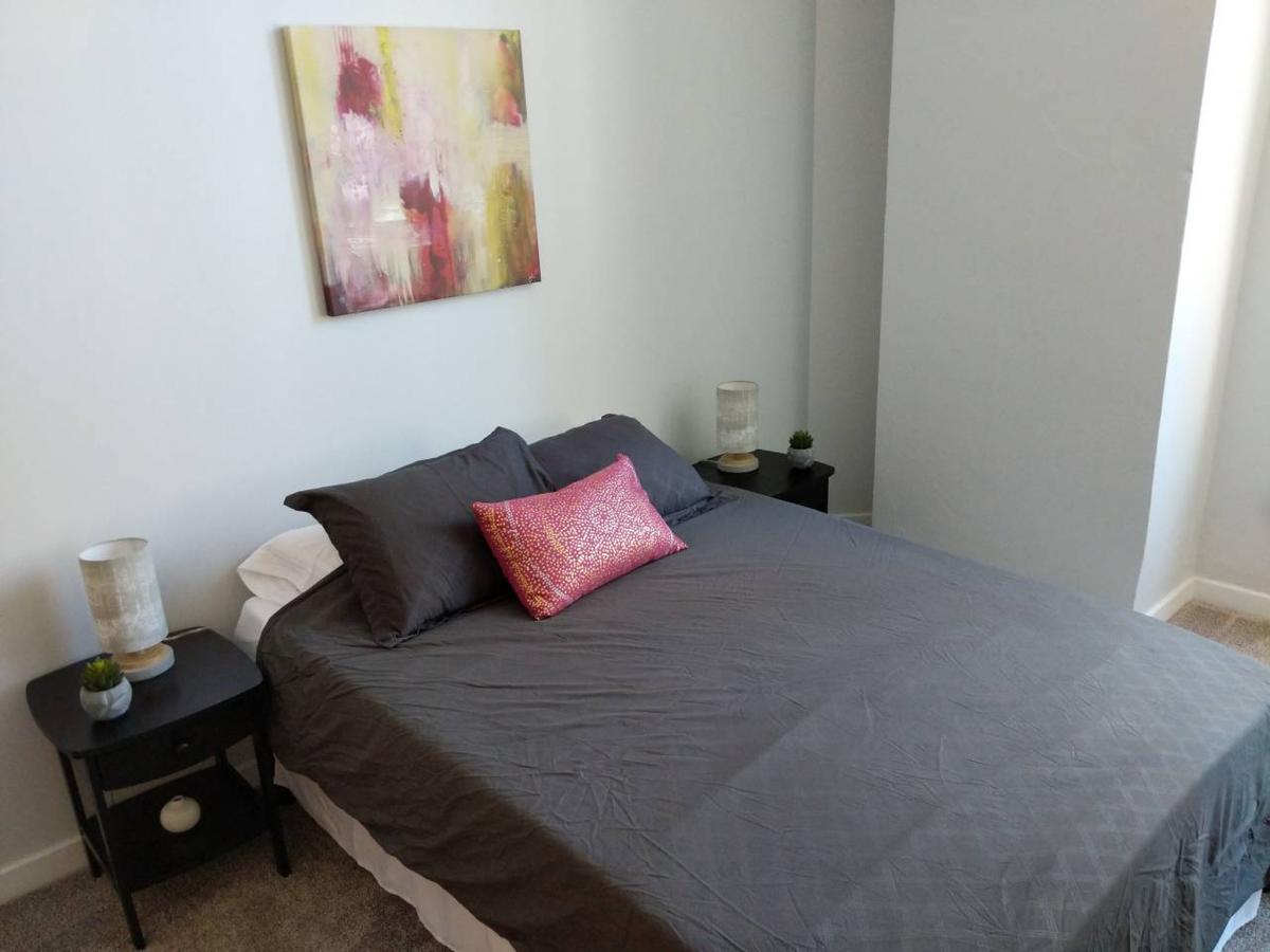 BRIGHT & SPACIOUS 2BR IN DOWNTOWN BLOCK APTS - thumb 1