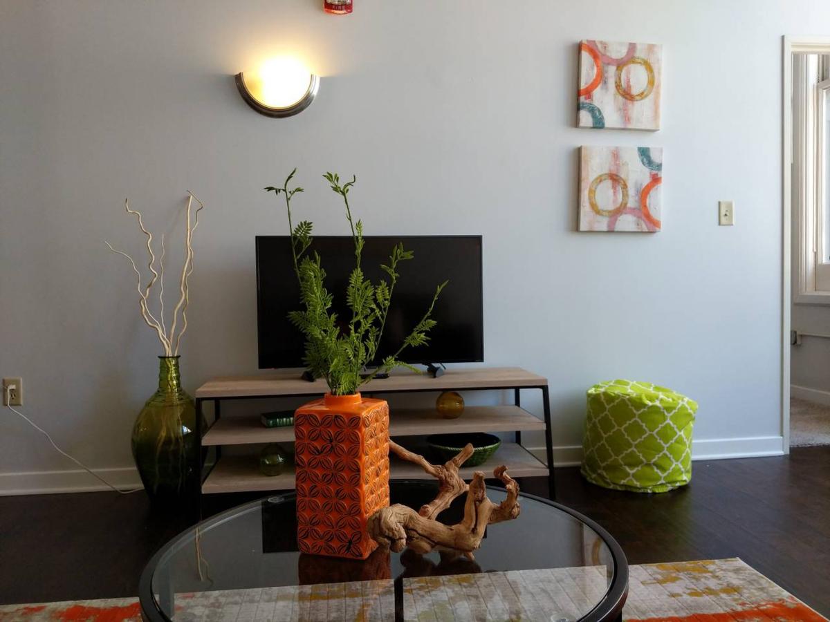 BRIGHT & SPACIOUS 2BR IN DOWNTOWN BLOCK APTS - thumb 4