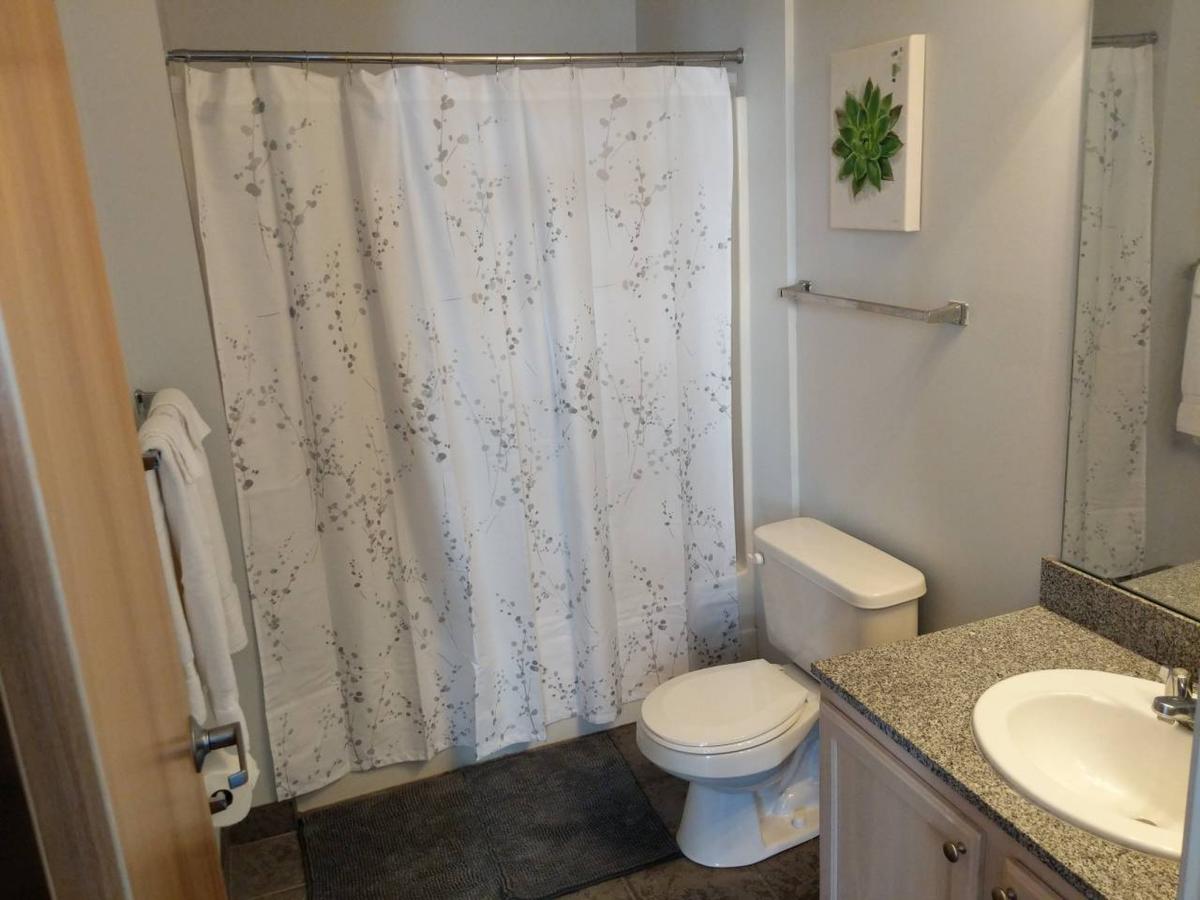 BRIGHT & SPACIOUS 2BR IN DOWNTOWN BLOCK APTS - thumb 2
