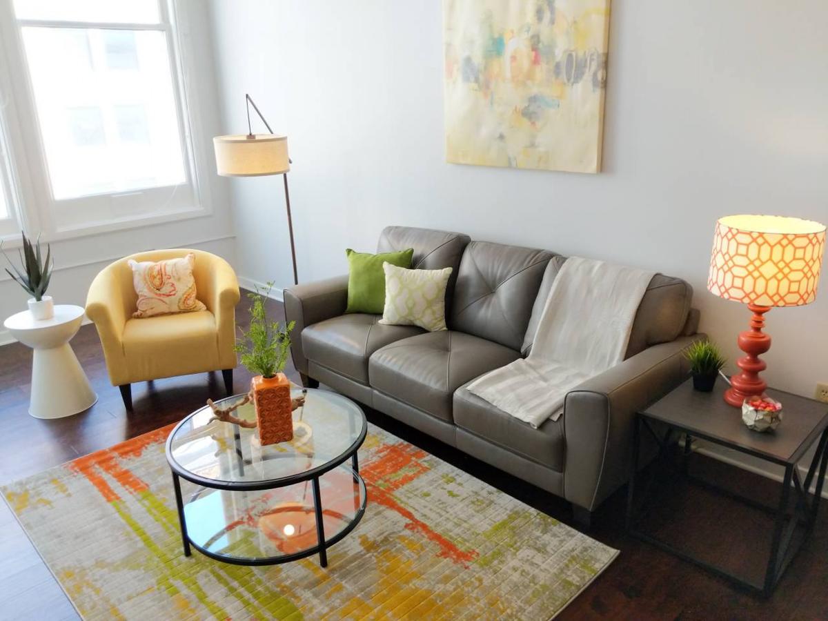 BRIGHT & SPACIOUS 2BR IN DOWNTOWN BLOCK APTS - thumb 0