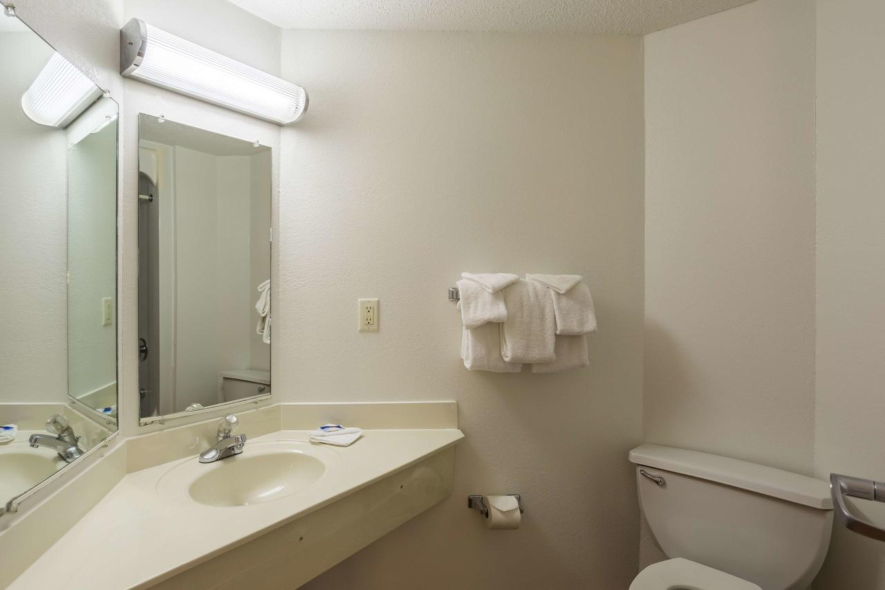 Motel 6 Dale - thumb 16