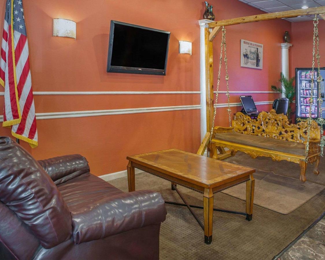 Econo Lodge Evansville - thumb 4
