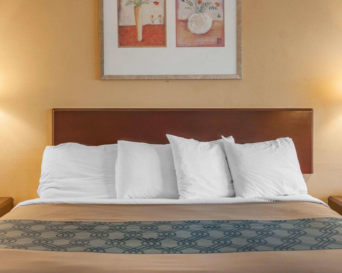 Econo Lodge Evansville - thumb 10