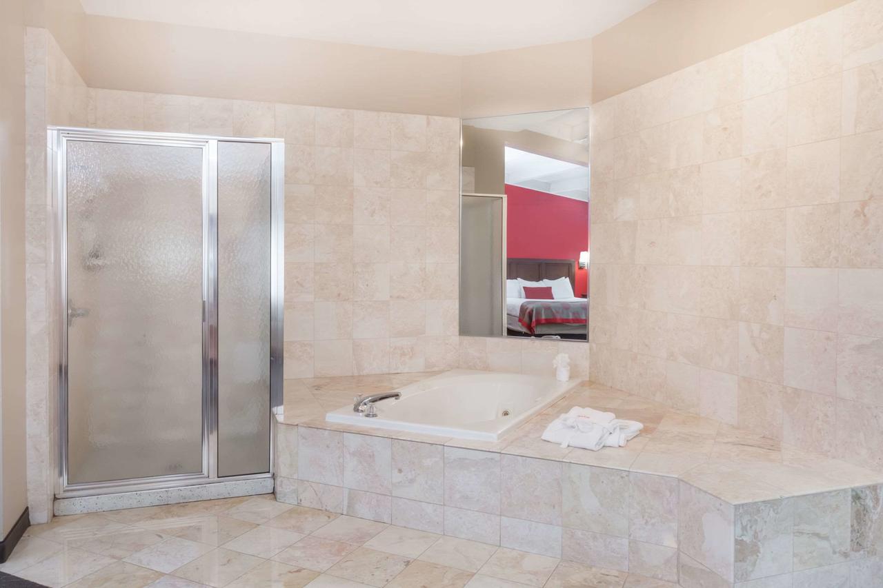 Ramada By Wyndham Hammond Hotel & Conference Center - thumb 26