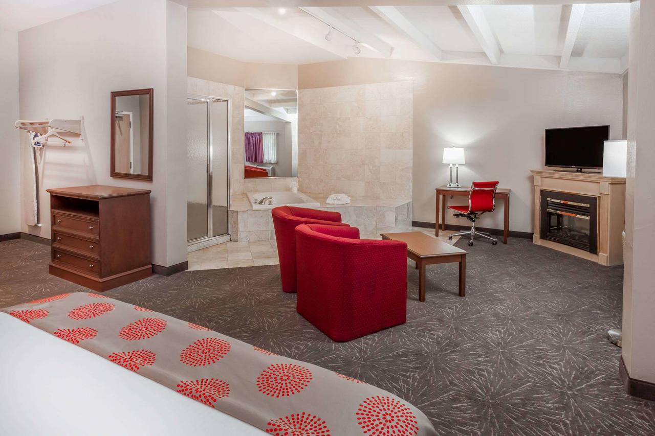 Ramada By Wyndham Hammond Hotel & Conference Center - thumb 19