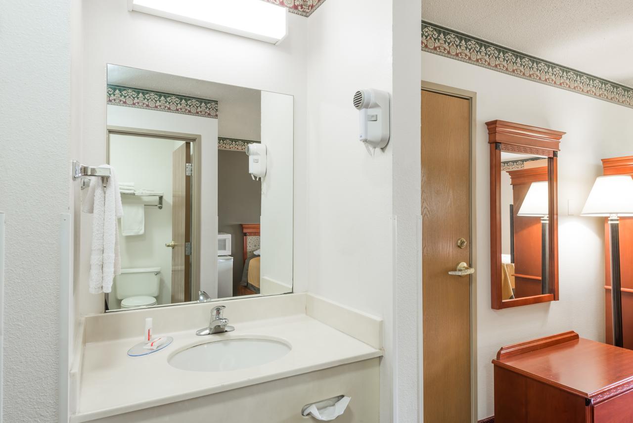 Super 8 By Wyndham Bedford - thumb 16