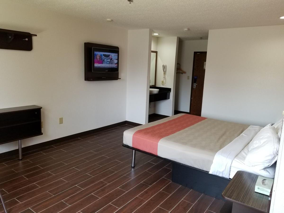 Motel 6 Franklin - thumb 10