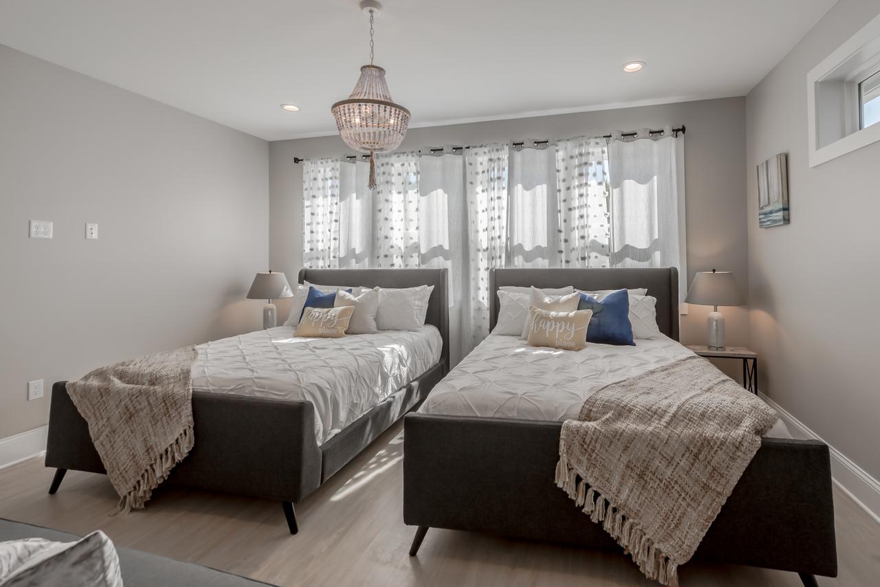 Indianapolis Chic Extravagant Brand New Home! - thumb 27