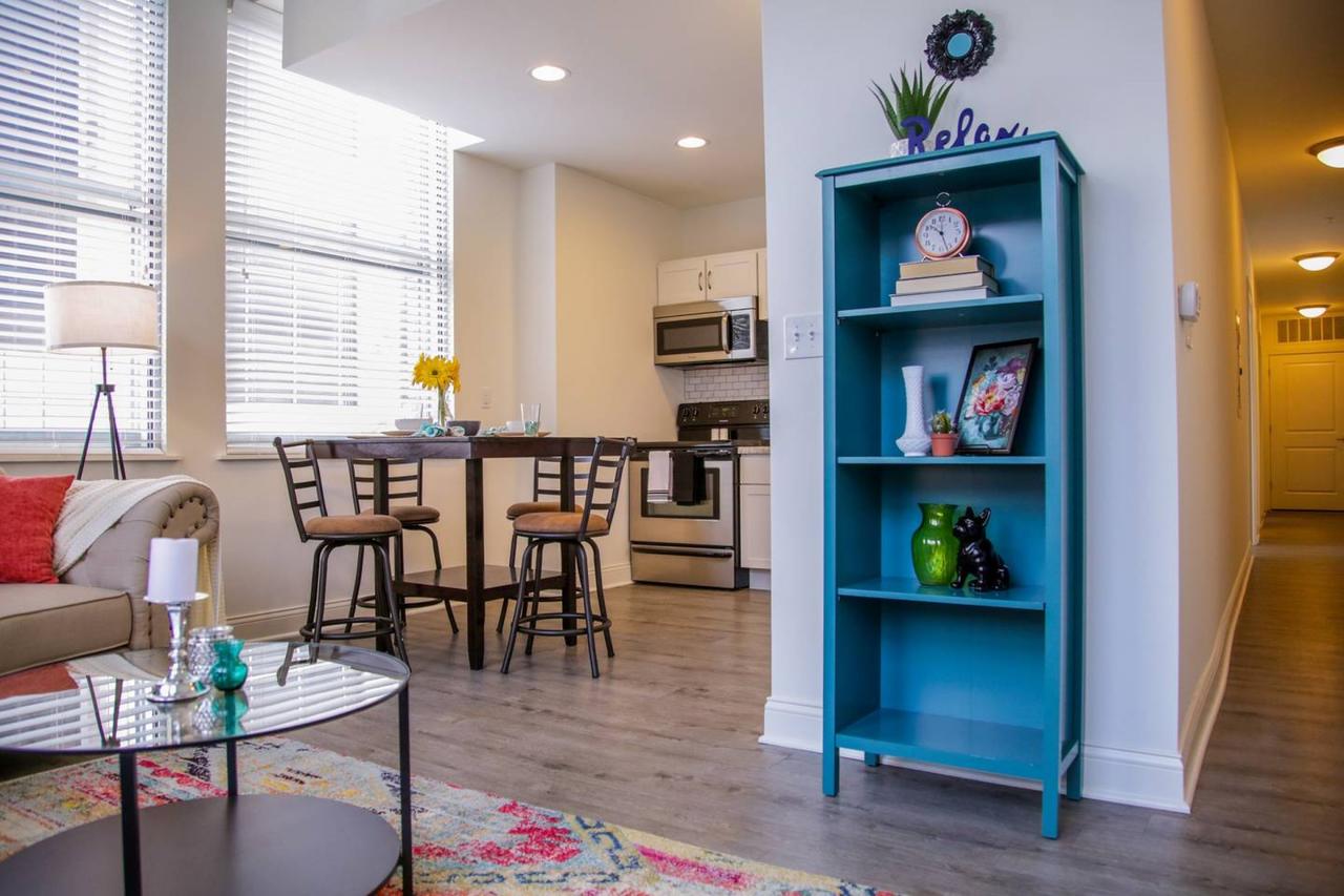 CENTRAL 2BR APT DOWNTOWN - STEPS TO EVERYTHING! - thumb 21