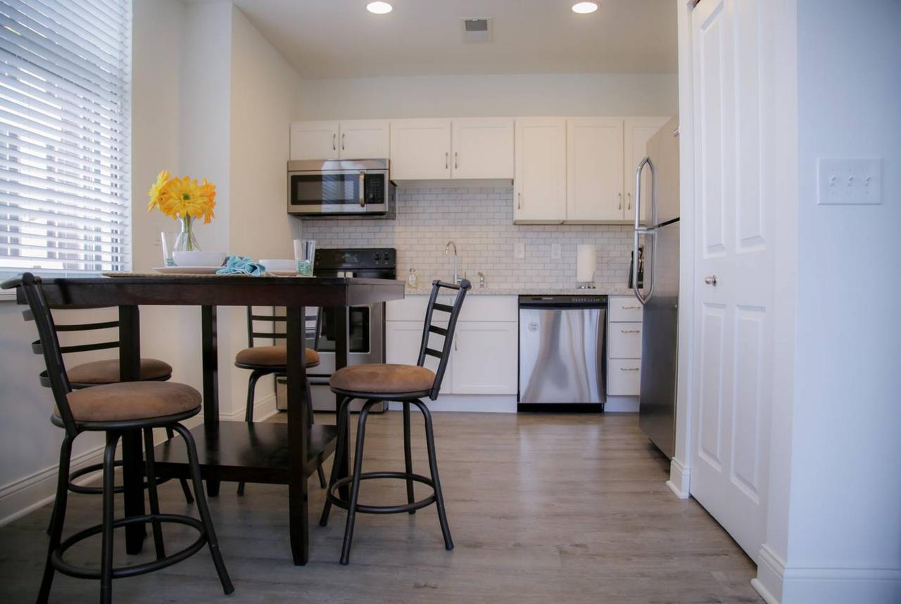 CENTRAL 2BR APT DOWNTOWN - STEPS TO EVERYTHING! - thumb 31