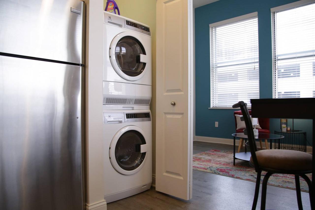 CENTRAL 2BR APT DOWNTOWN - STEPS TO EVERYTHING! - thumb 26