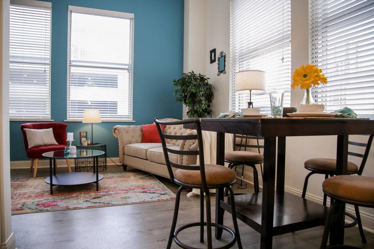CENTRAL 2BR APT DOWNTOWN - STEPS TO EVERYTHING! - thumb 19
