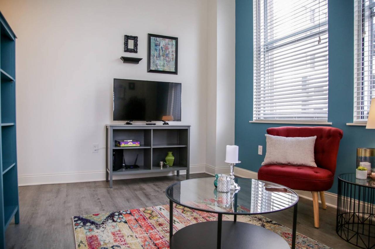 CENTRAL 2BR APT DOWNTOWN - STEPS TO EVERYTHING! - thumb 29