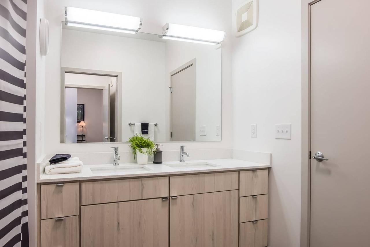 EXTRAORDINARY 1BR APT IN ARTS DISTRICT W/ BALCONY - thumb 5
