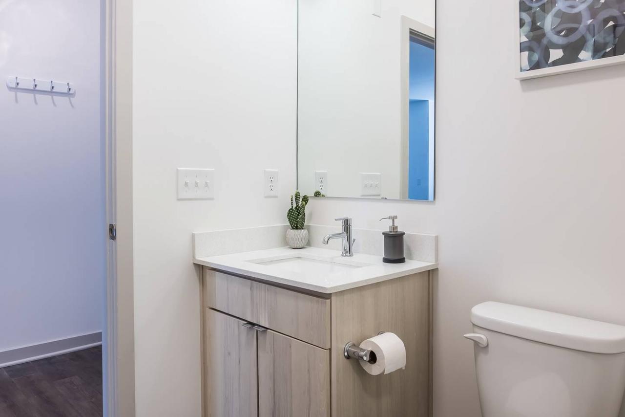 EXTRAORDINARY 1BR APT IN ARTS DISTRICT W/ BALCONY - thumb 23