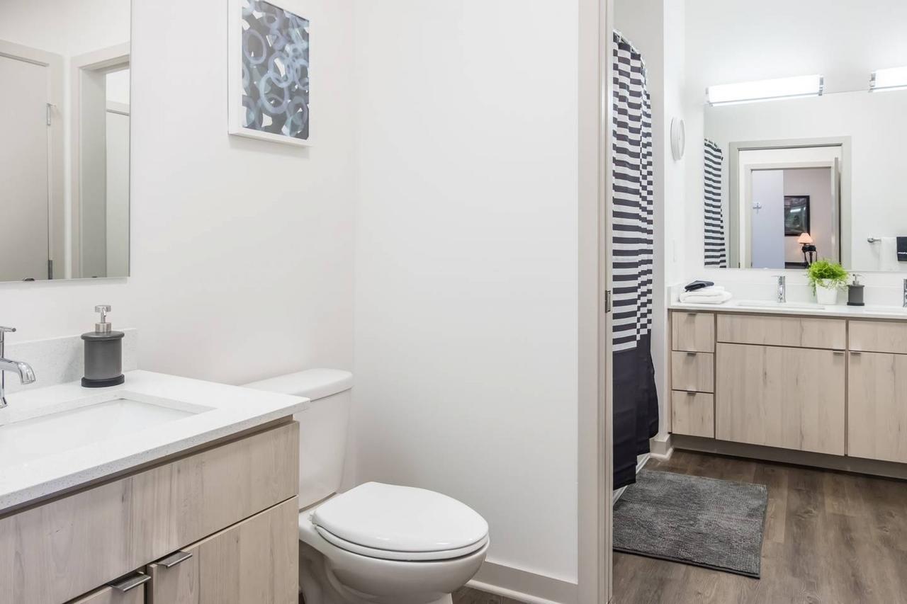 EXTRAORDINARY 1BR APT IN ARTS DISTRICT W/ BALCONY - thumb 33