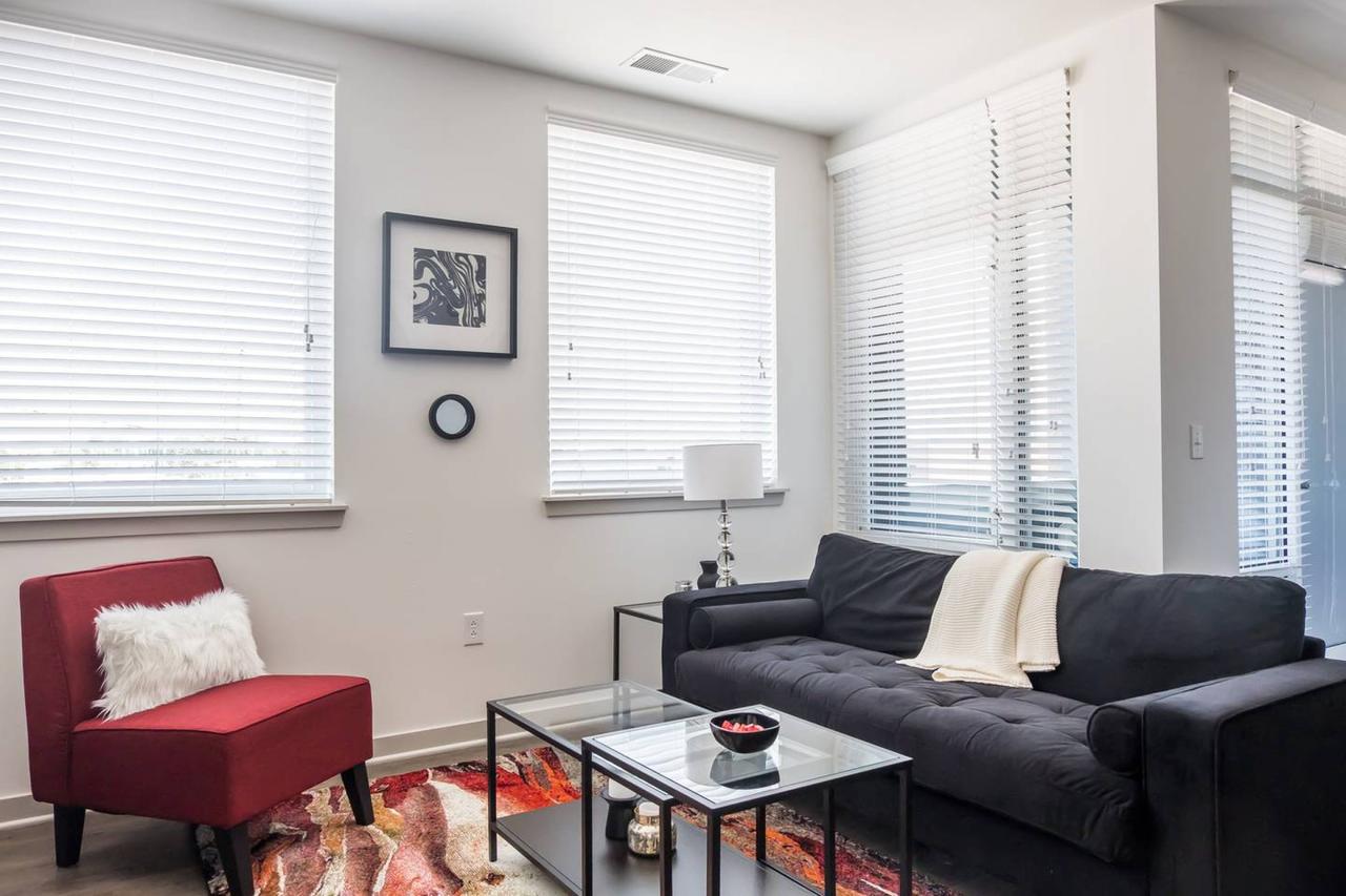 EXTRAORDINARY 1BR APT IN ARTS DISTRICT W/ BALCONY - thumb 0