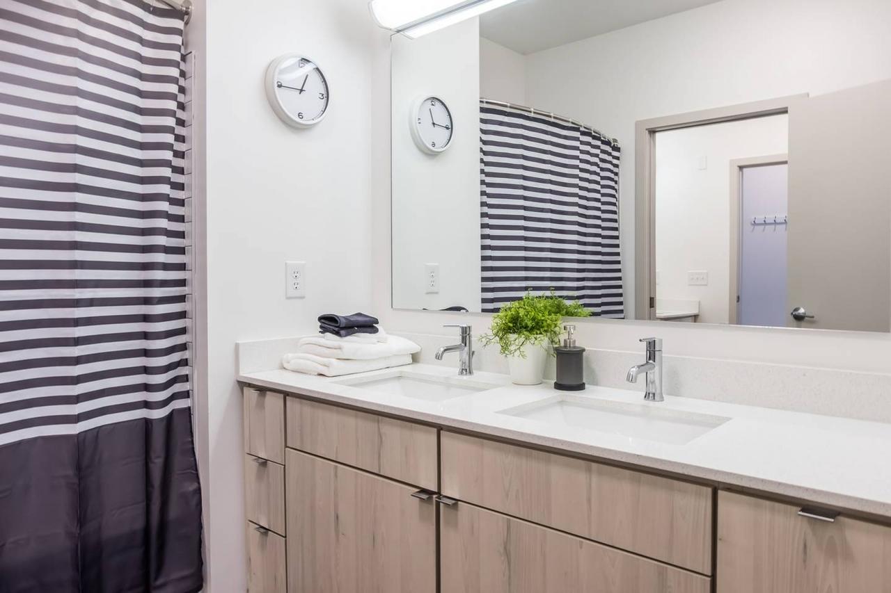 EXTRAORDINARY 1BR APT IN ARTS DISTRICT W/ BALCONY - thumb 21