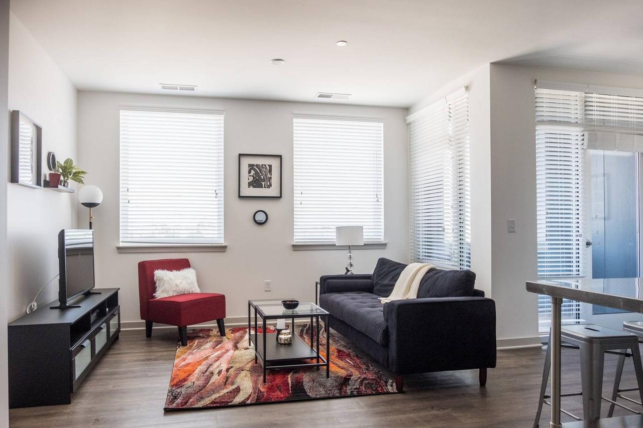 EXTRAORDINARY 1BR APT IN ARTS DISTRICT W/ BALCONY - thumb 11