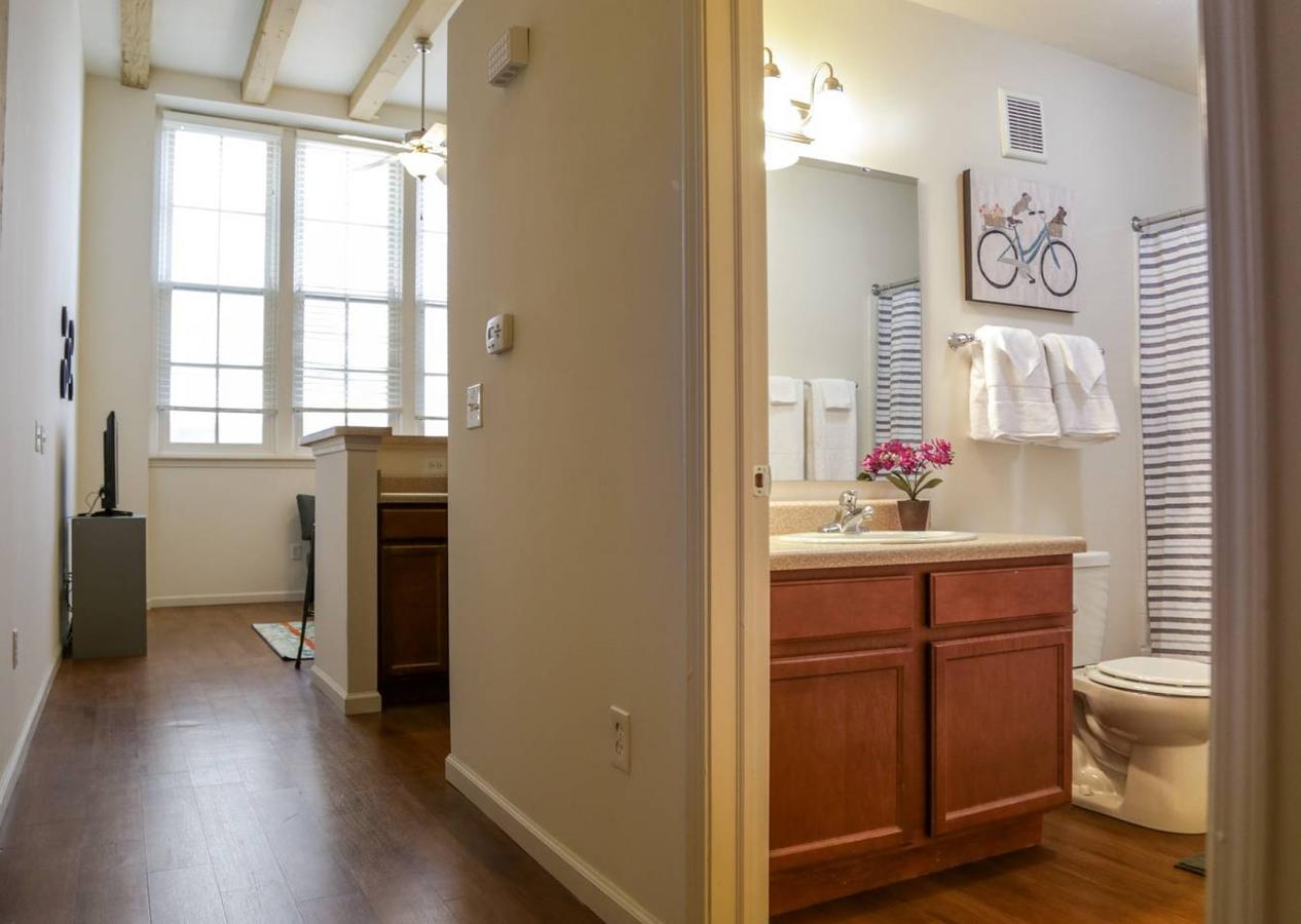 COLORFUL 2BR IN HISTORIC BLDG NORTH SIDE MILE SQ - thumb 22