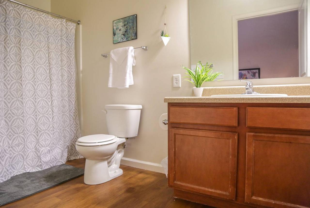 COLORFUL 2BR IN HISTORIC BLDG NORTH SIDE MILE SQ - thumb 3