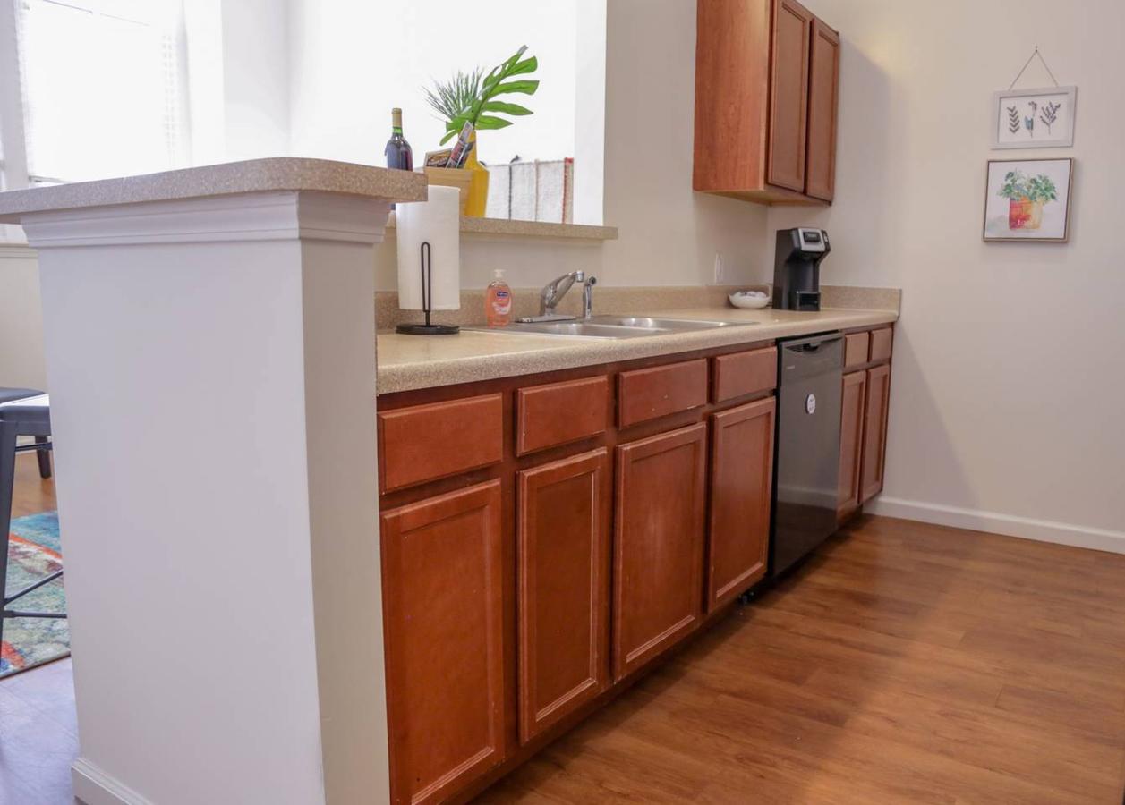 COLORFUL 2BR IN HISTORIC BLDG NORTH SIDE MILE SQ - thumb 11