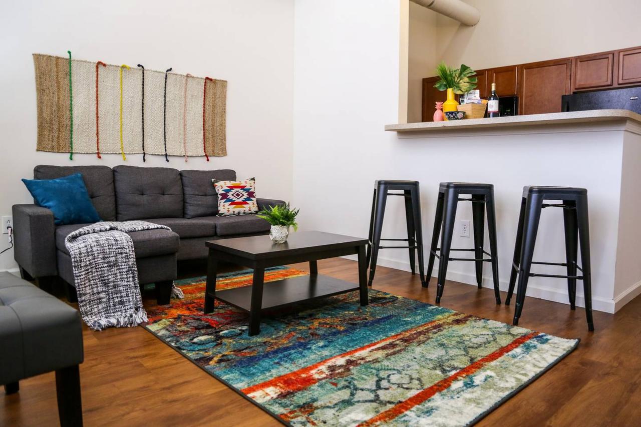 COLORFUL 2BR IN HISTORIC BLDG NORTH SIDE MILE SQ - thumb 0