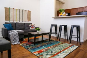 COLORFUL 2BR IN HISTORIC BLDG NORTH SIDE MILE SQ