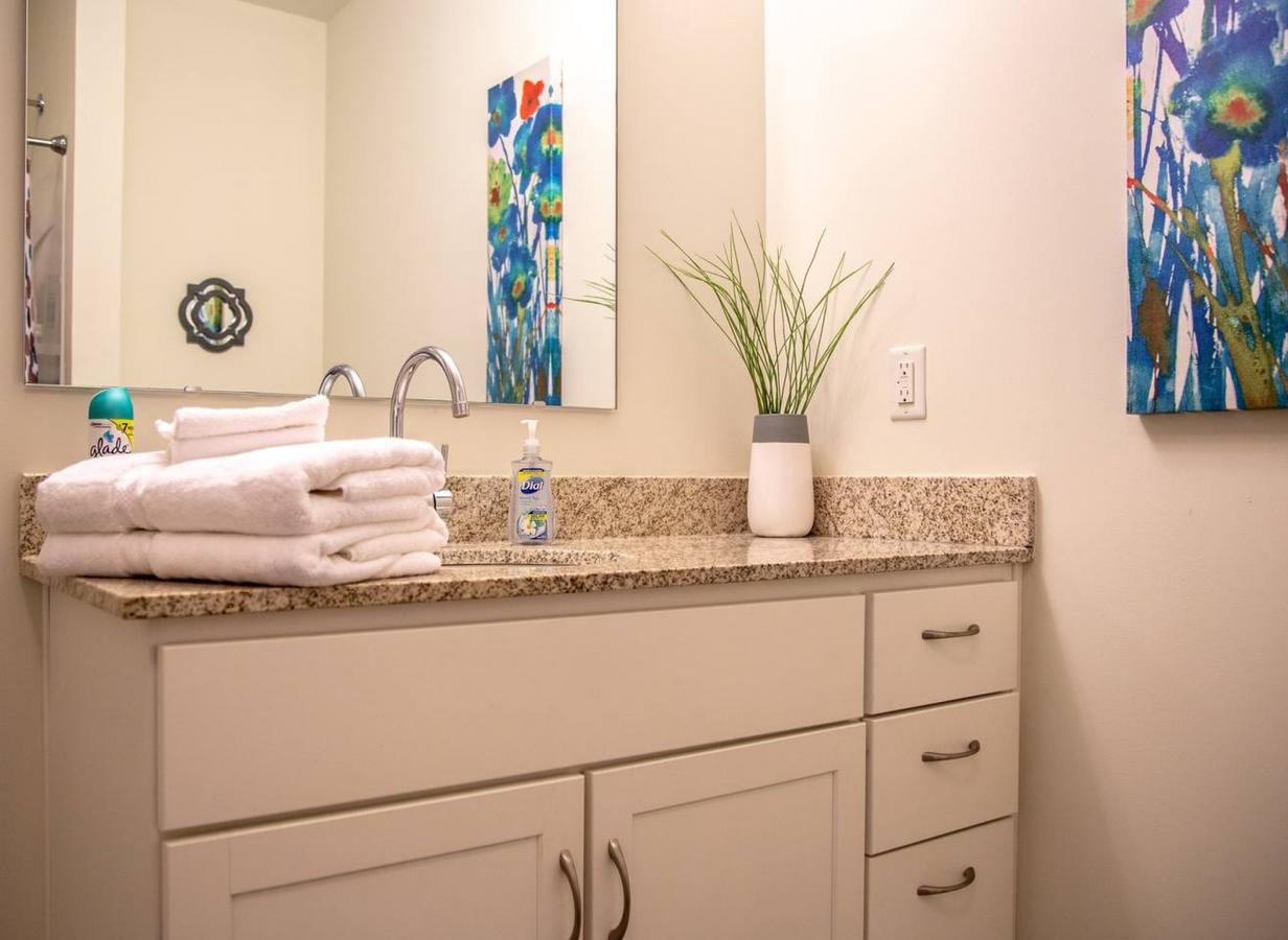 VIBRANT TOP FLOOR 1BR APT W/ DOWNTOWN VIEWS - thumb 11