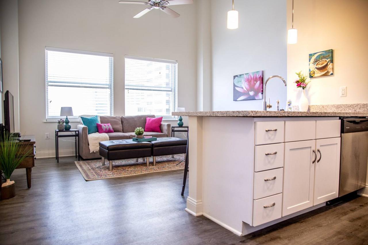 VIBRANT TOP FLOOR 1BR APT W/ DOWNTOWN VIEWS - thumb 33