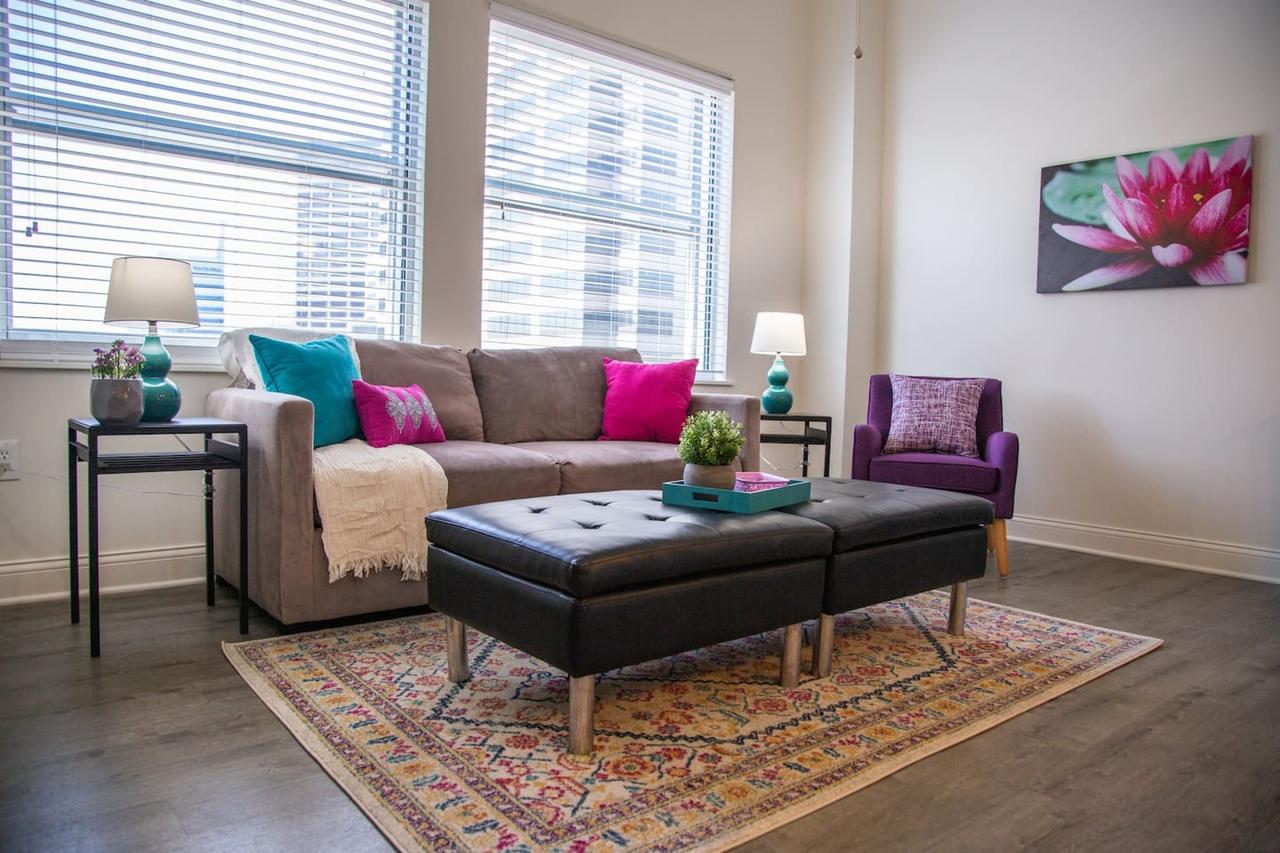 VIBRANT TOP FLOOR 1BR APT W/ DOWNTOWN VIEWS - thumb 0
