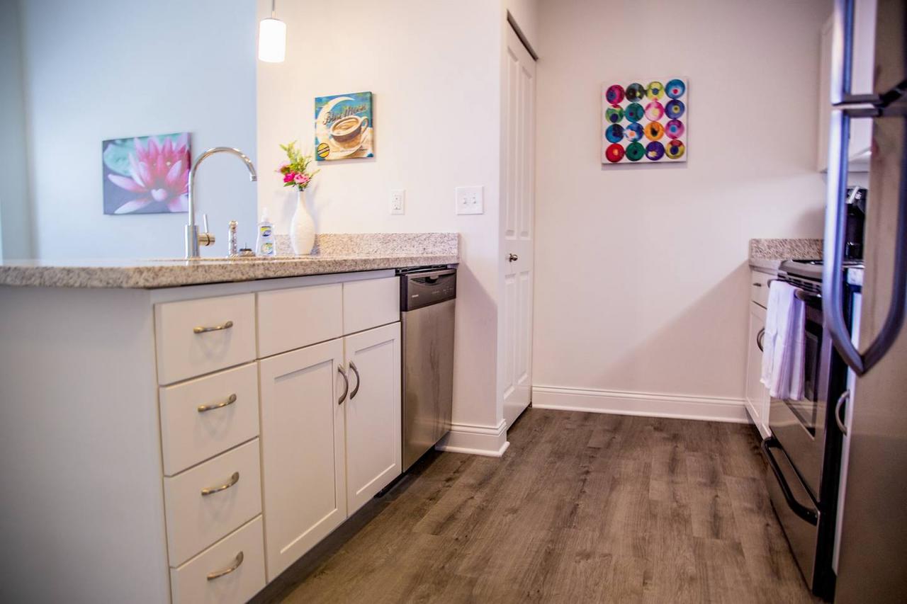 VIBRANT TOP FLOOR 1BR APT W/ DOWNTOWN VIEWS - thumb 2
