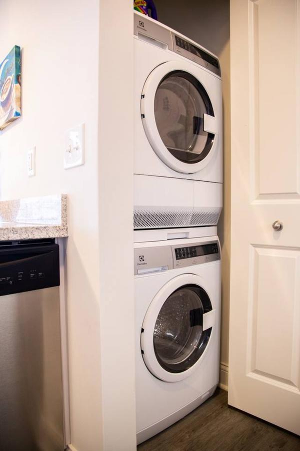VIBRANT TOP FLOOR 1BR APT W/ DOWNTOWN VIEWS - thumb 6
