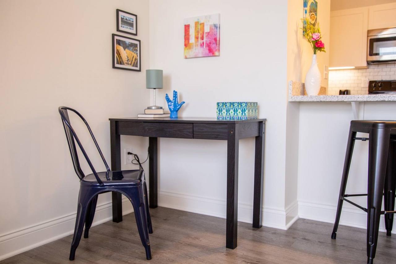 VIBRANT TOP FLOOR 1BR APT W/ DOWNTOWN VIEWS - thumb 42