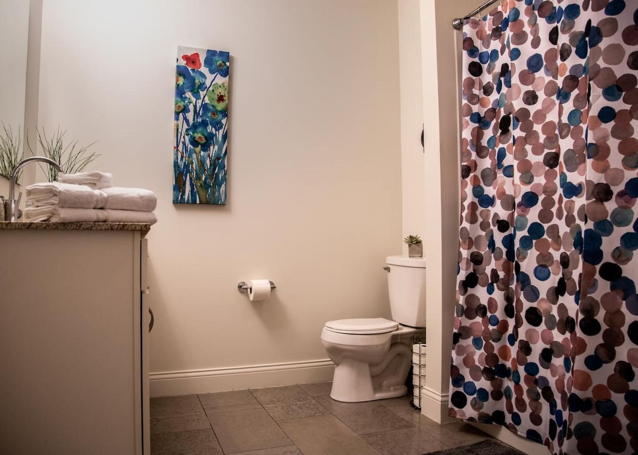 VIBRANT TOP FLOOR 1BR APT W/ DOWNTOWN VIEWS - thumb 38