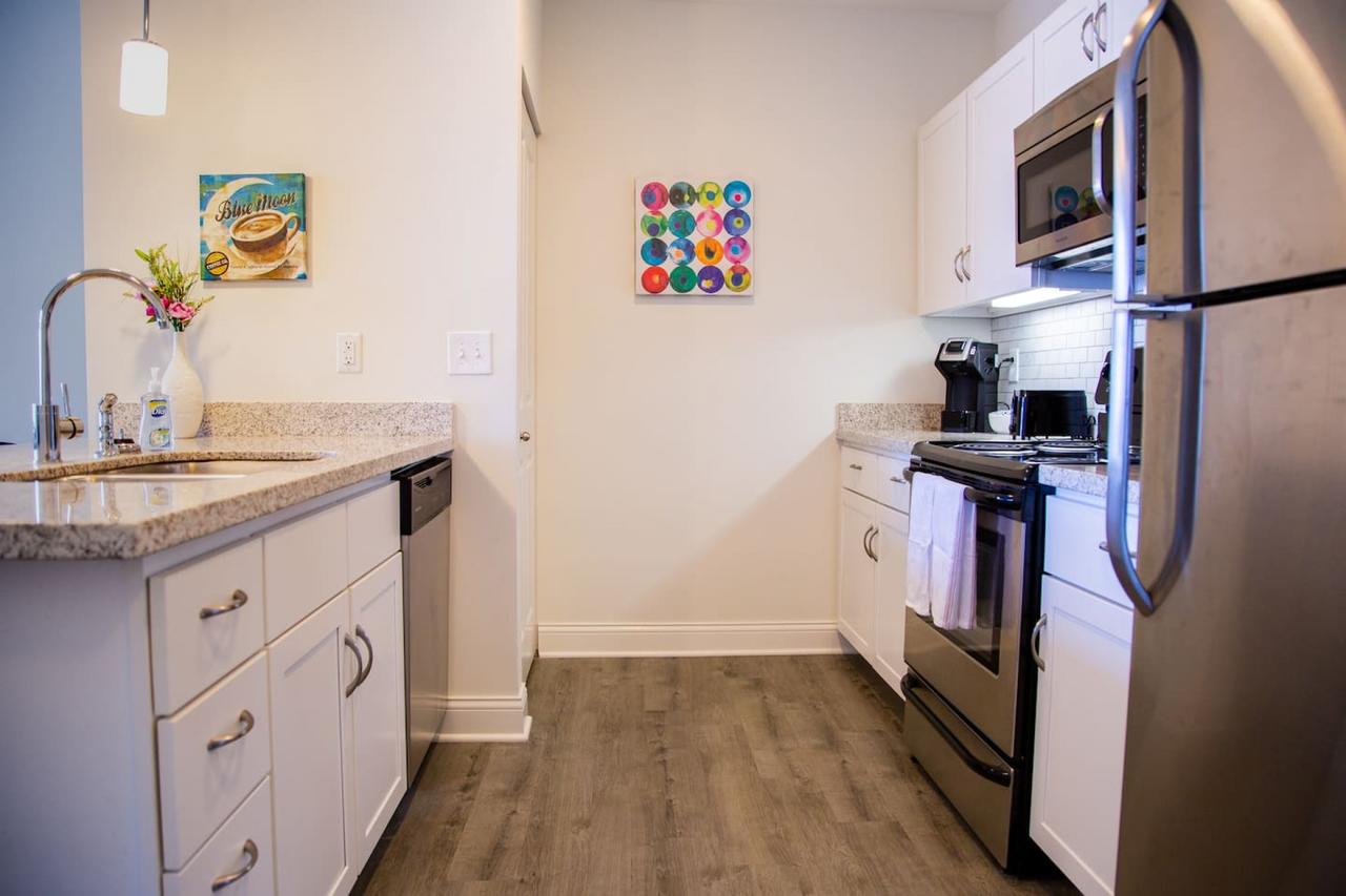 VIBRANT TOP FLOOR 1BR APT W/ DOWNTOWN VIEWS - thumb 37