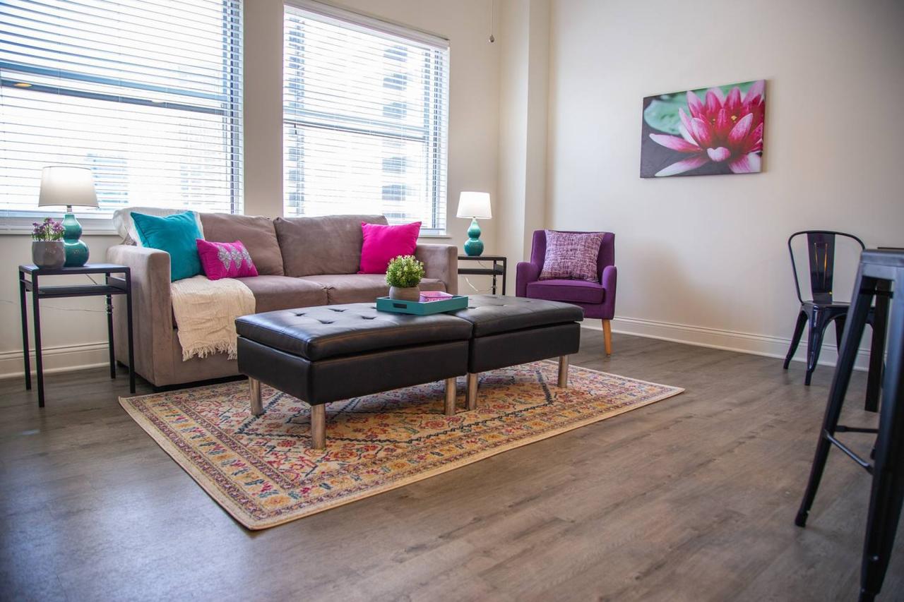 VIBRANT TOP FLOOR 1BR APT W/ DOWNTOWN VIEWS - thumb 23