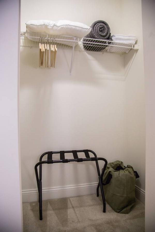 VIBRANT TOP FLOOR 1BR APT W/ DOWNTOWN VIEWS - thumb 7