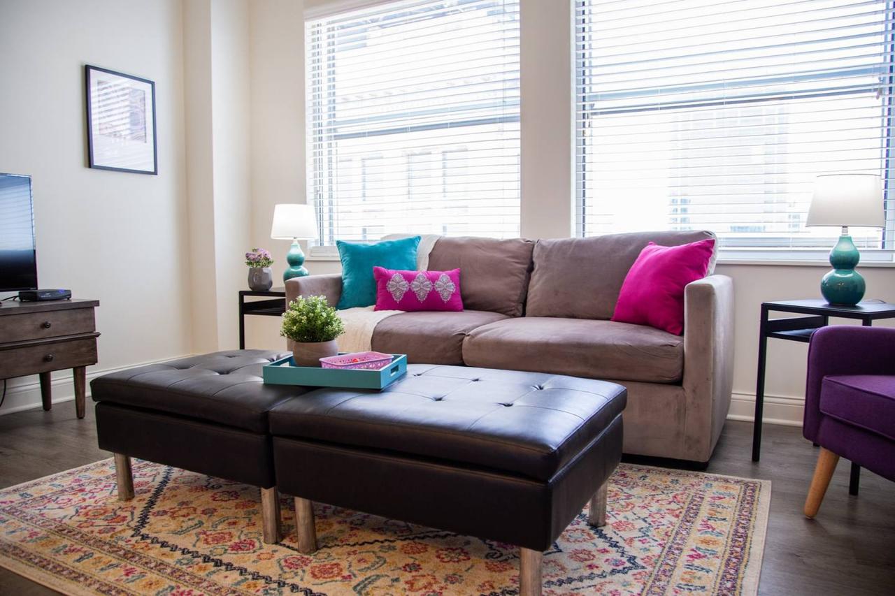 VIBRANT TOP FLOOR 1BR APT W/ DOWNTOWN VIEWS - thumb 27