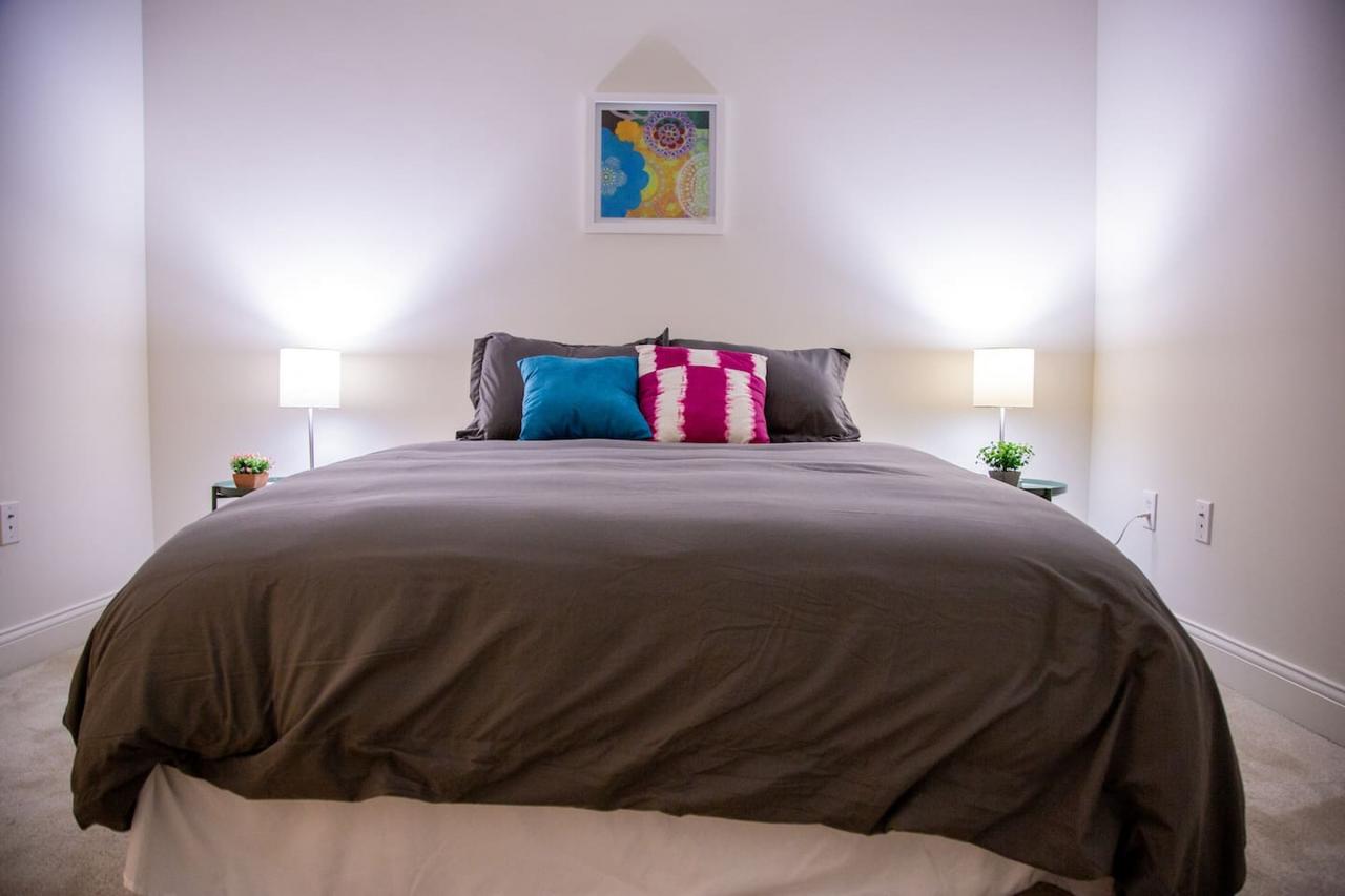 VIBRANT TOP FLOOR 1BR APT W/ DOWNTOWN VIEWS - thumb 21